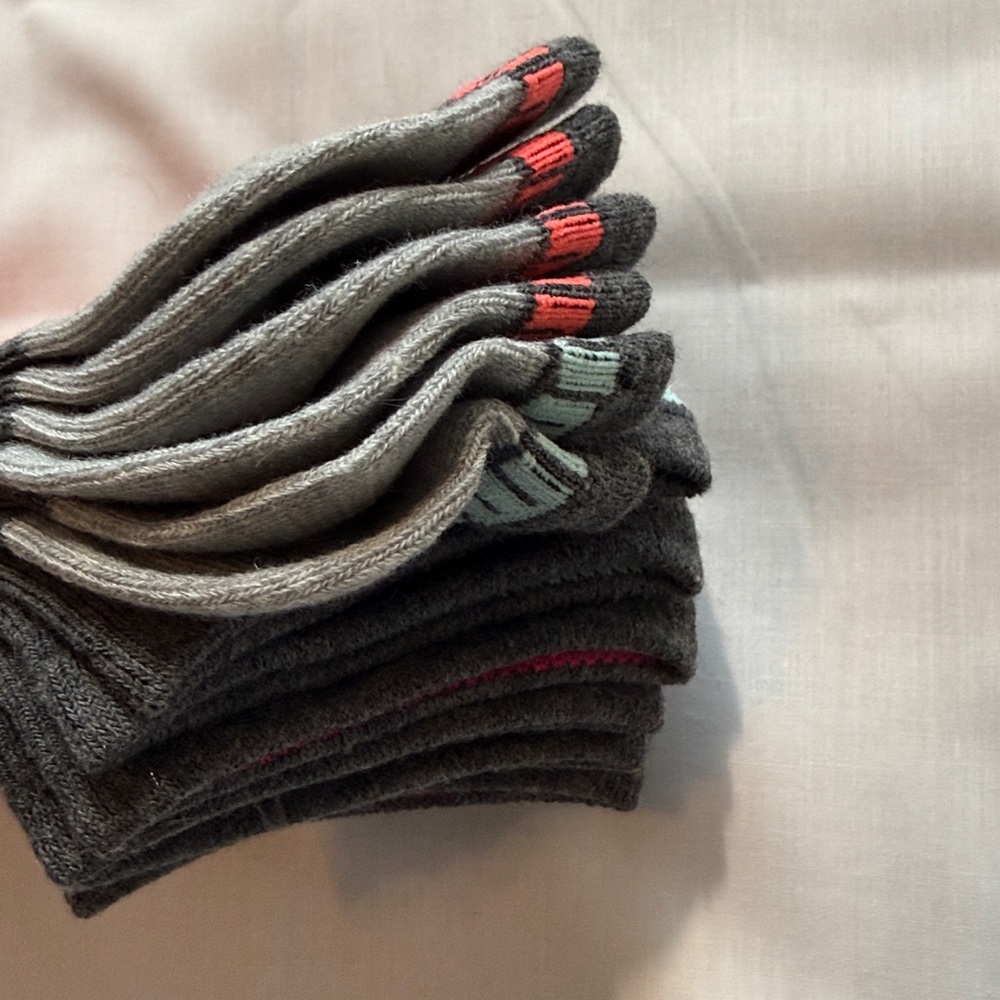 Puma Women’s Gray No Show Socks - 6 Pack
Size 9-11 - Picture 3 of 4